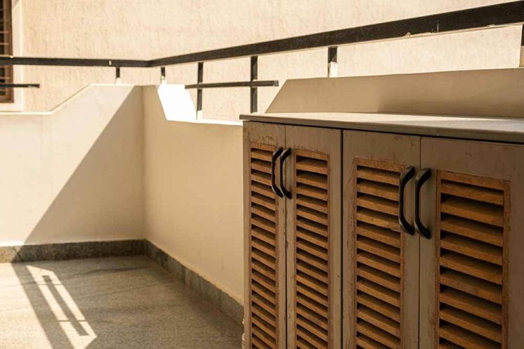 εξωτερικό ντουλάπι αποθήκευσης σε μπαλκόνι ή βεράντα