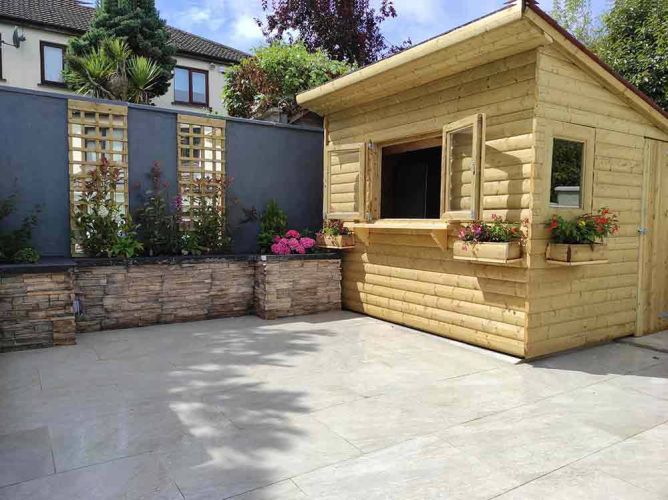 μοντέρνο garden shed με ξύλινη επένδυση και παράθυρο