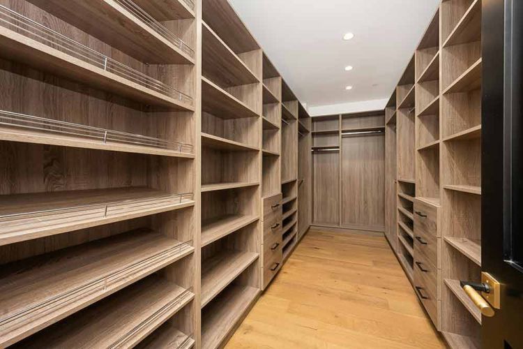 μοντέρνο walk in storage room με ξύλινα ράφια και αποθηκευτικούς χώρους