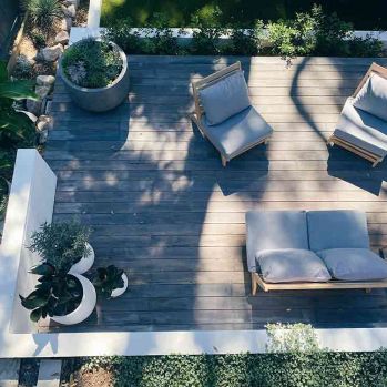 μοντέρνα ταράτσα με ξύλινο deck και lounge καθιστικό