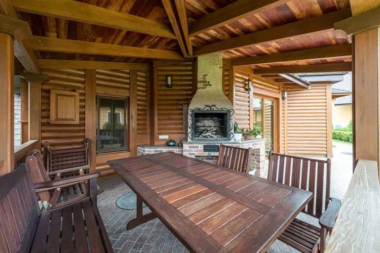 παραδοσιακό BBQ με ξύλινη τραπεζαρία σε σκεπαστή βεράντα