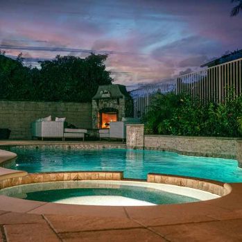 πισίνα με jacuzzi και καθιστικό σε αυλή σπιτιού