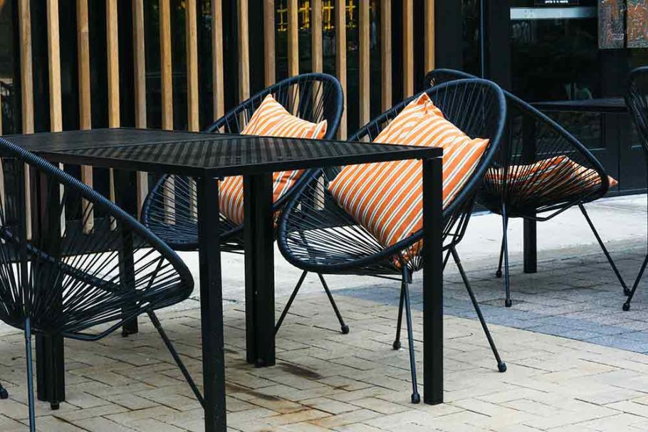 outdoor τραπεζαρία με μεταλλικές καρέκλες και μοντέρνο στυλ