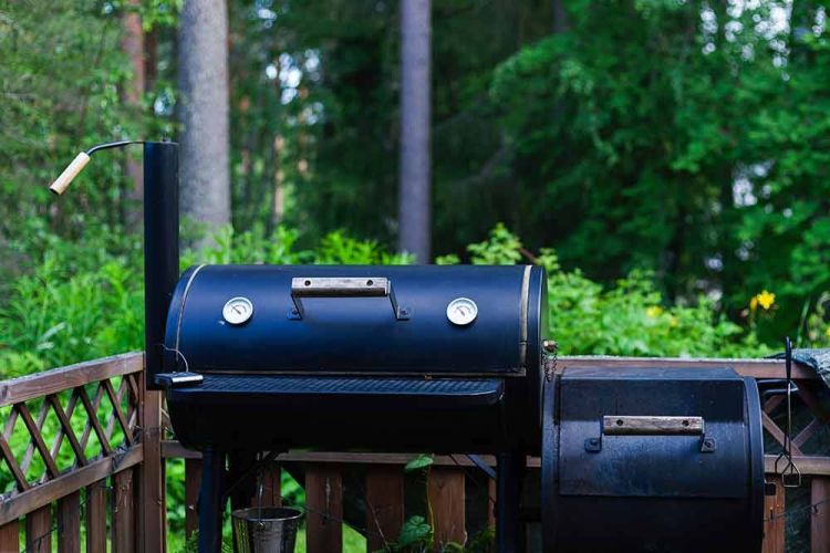 ψησταριά BBQ σε ξύλινη βεράντα μέσα στη φύση