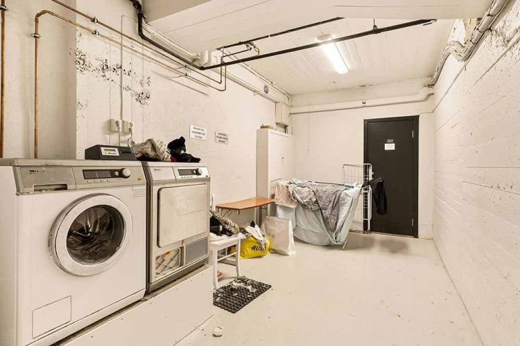 υπόγειο laundry room με πλυντήριο και στεγνωτήριο