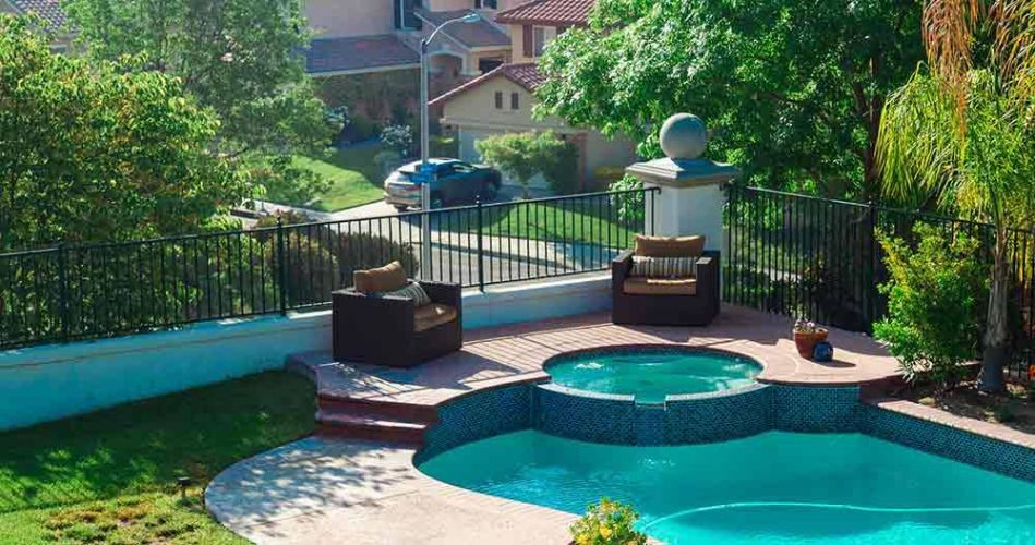 πισίνα σε αυλή με υπερυψωμένο jacuzzi και καθιστικό χώρο