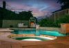 πισίνα με jacuzzi και καθιστικό σε αυλή σπιτιού