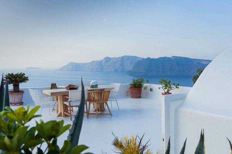βεράντα με θέα θάλασσα και minimal διακόσμηση σε λευκούς τόνους
